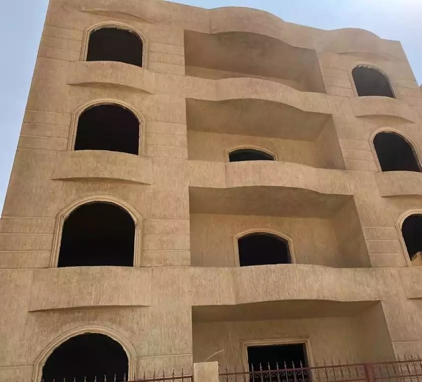 عمارة للبيع حدائق اكتوبر نصف تشطيب