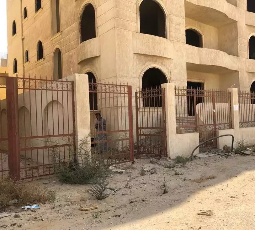 عمارة للبيع حدائق اكتوبر نصف تشطيب