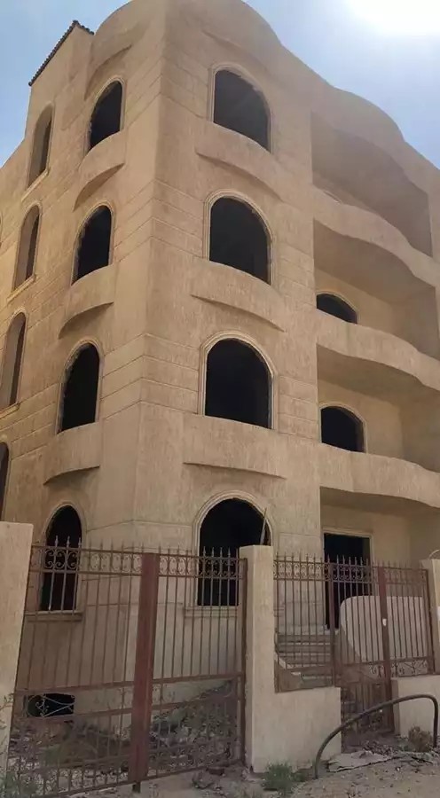 عمارة للبيع حدائق اكتوبر نصف تشطيب