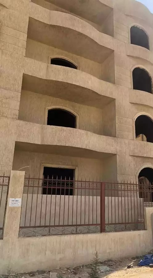 عمارة للبيع حدائق اكتوبر نصف تشطيب